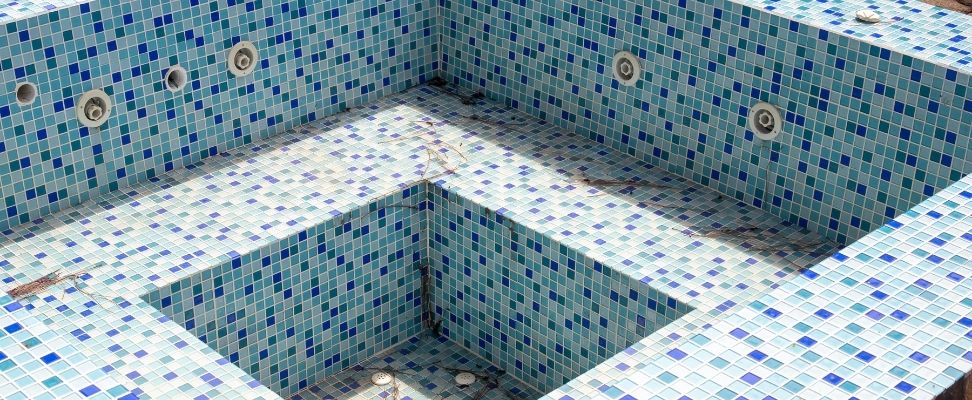 Empty dirty spa pool